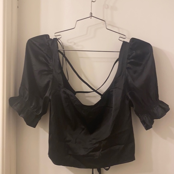 H&M ruffled crop blouse - Picture 2 of 4